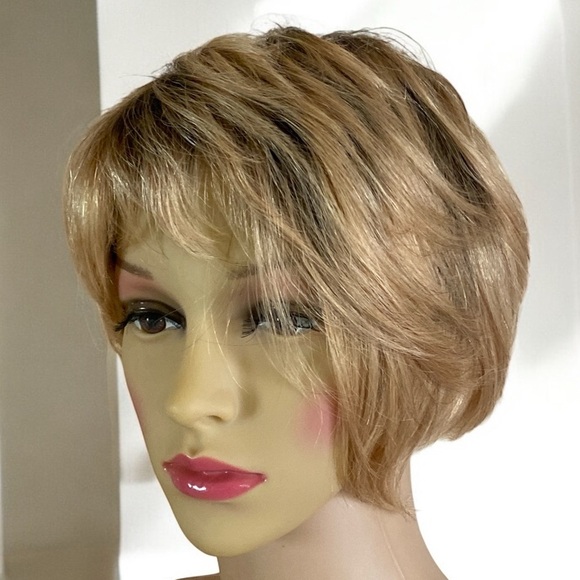 Honey Blonde Tapered Pixie Bob Dark Roots Synthetic Wig Feminine One Size Chic - Picture 1 of 14